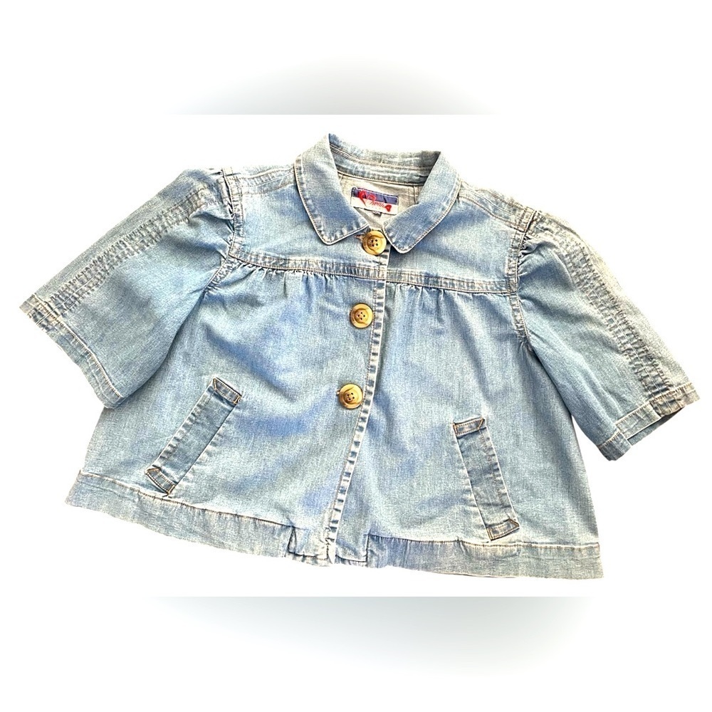 Vintage denim jacket. Largege round buttons crop sleeve, chunky. Front pockets. 